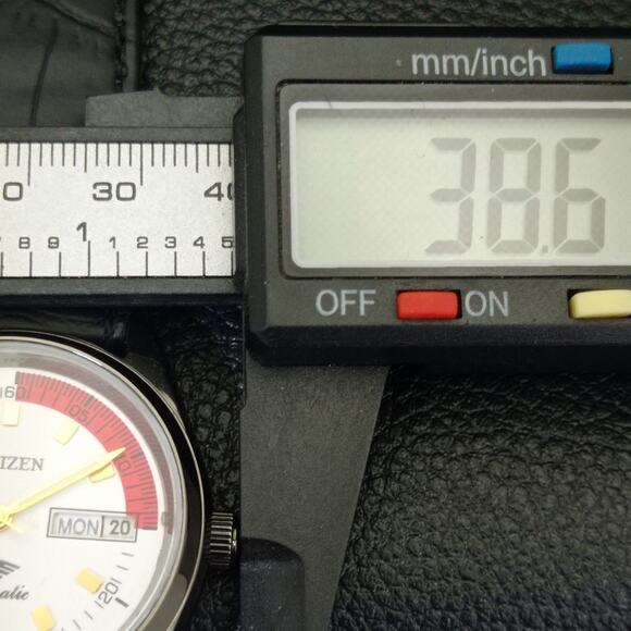 Vintage 1972 Citizen Automatic Mens Silver Watch W/daydate & Red accents - Picture 7 of 9